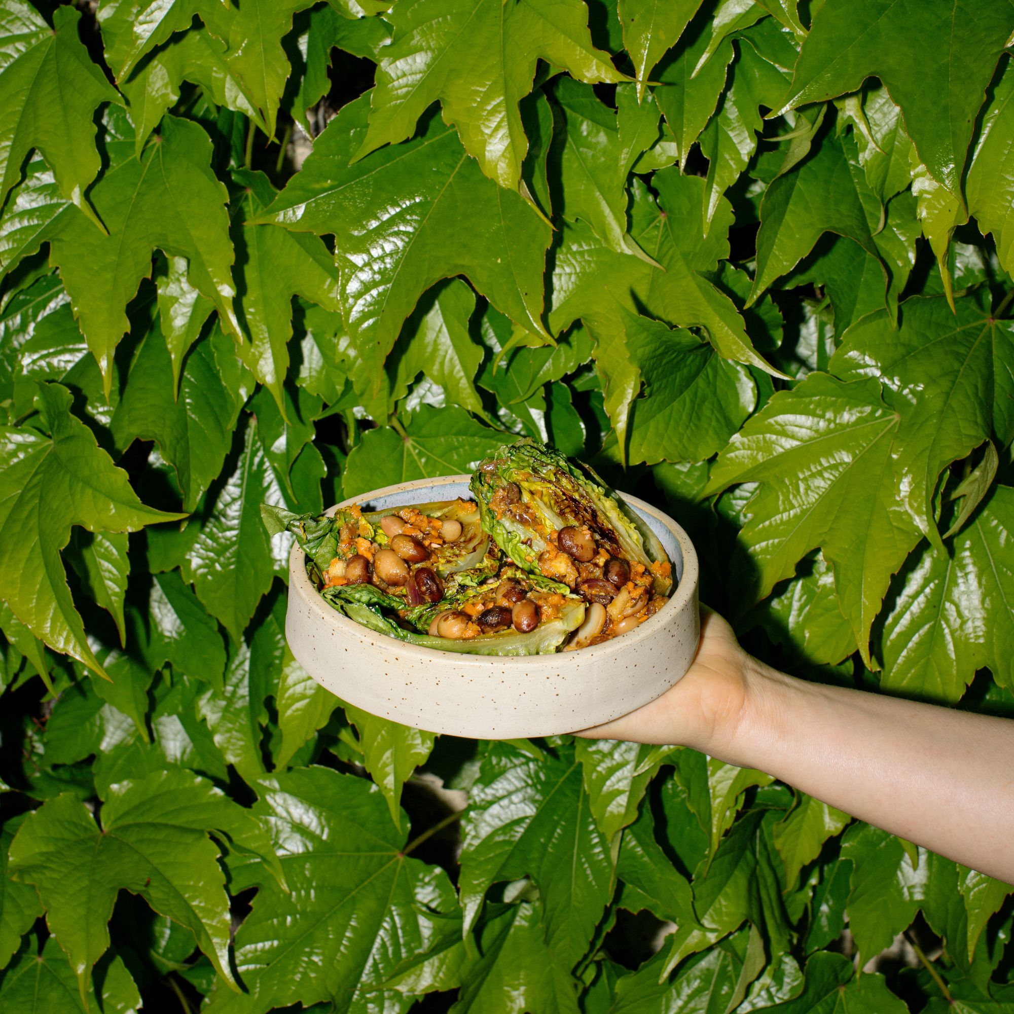 Menschen kochen gemeinsam mit Hülsenfrüchten